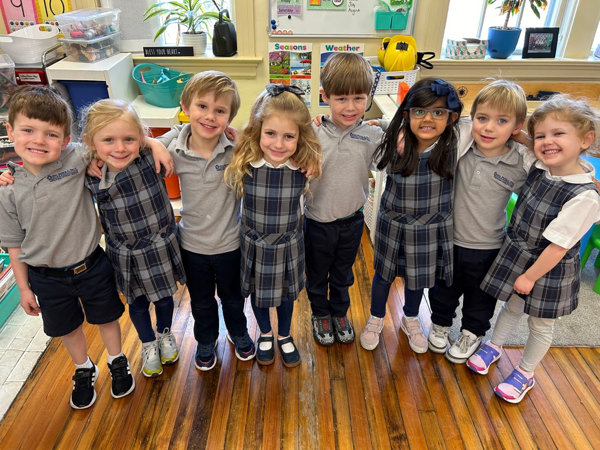 a group.of kindergarteners standing in a row
